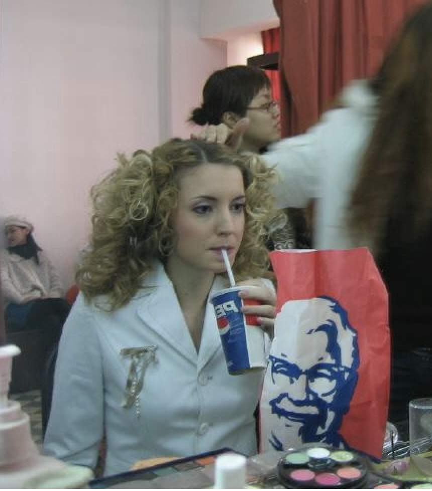Kelly backstage, a candid close-up amid the makeup room bustle
